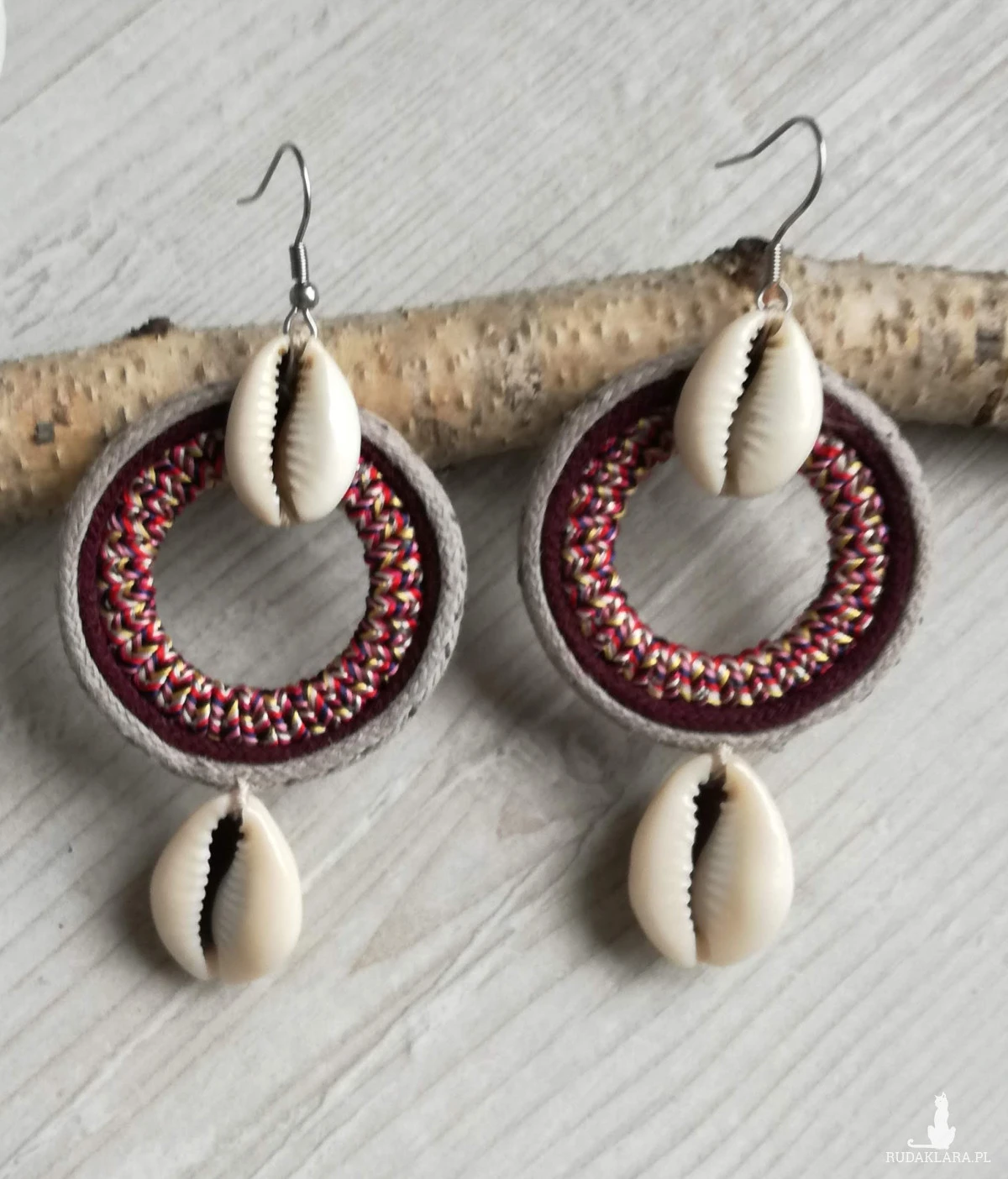 Kolczyki z muszelkami kauri z linii Round Ethnic burgund